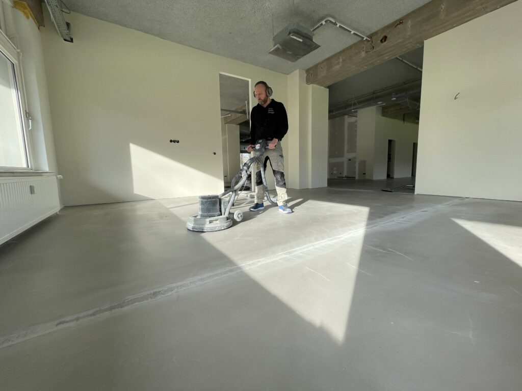 grijs-beton-design-vloer-voorbewerken (4)